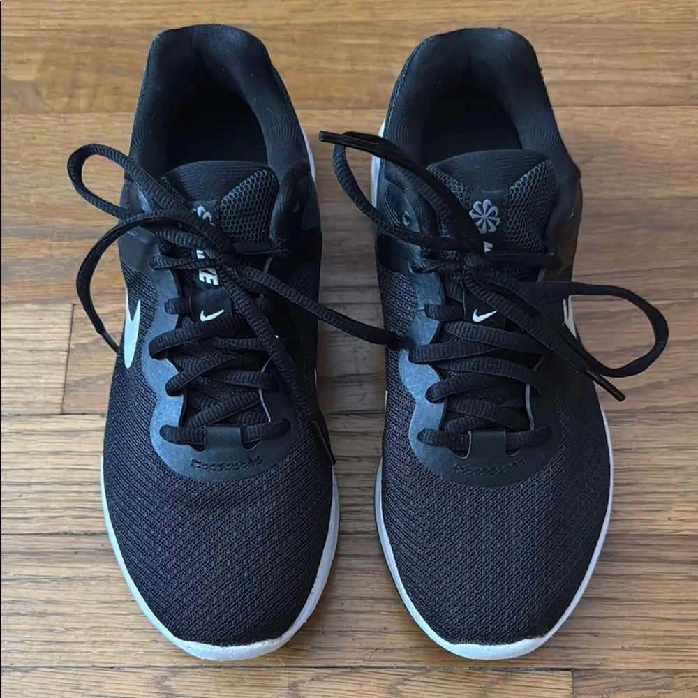 👟Women’s Nike Revolution 6 black/white running shoes. Size 7.5M.